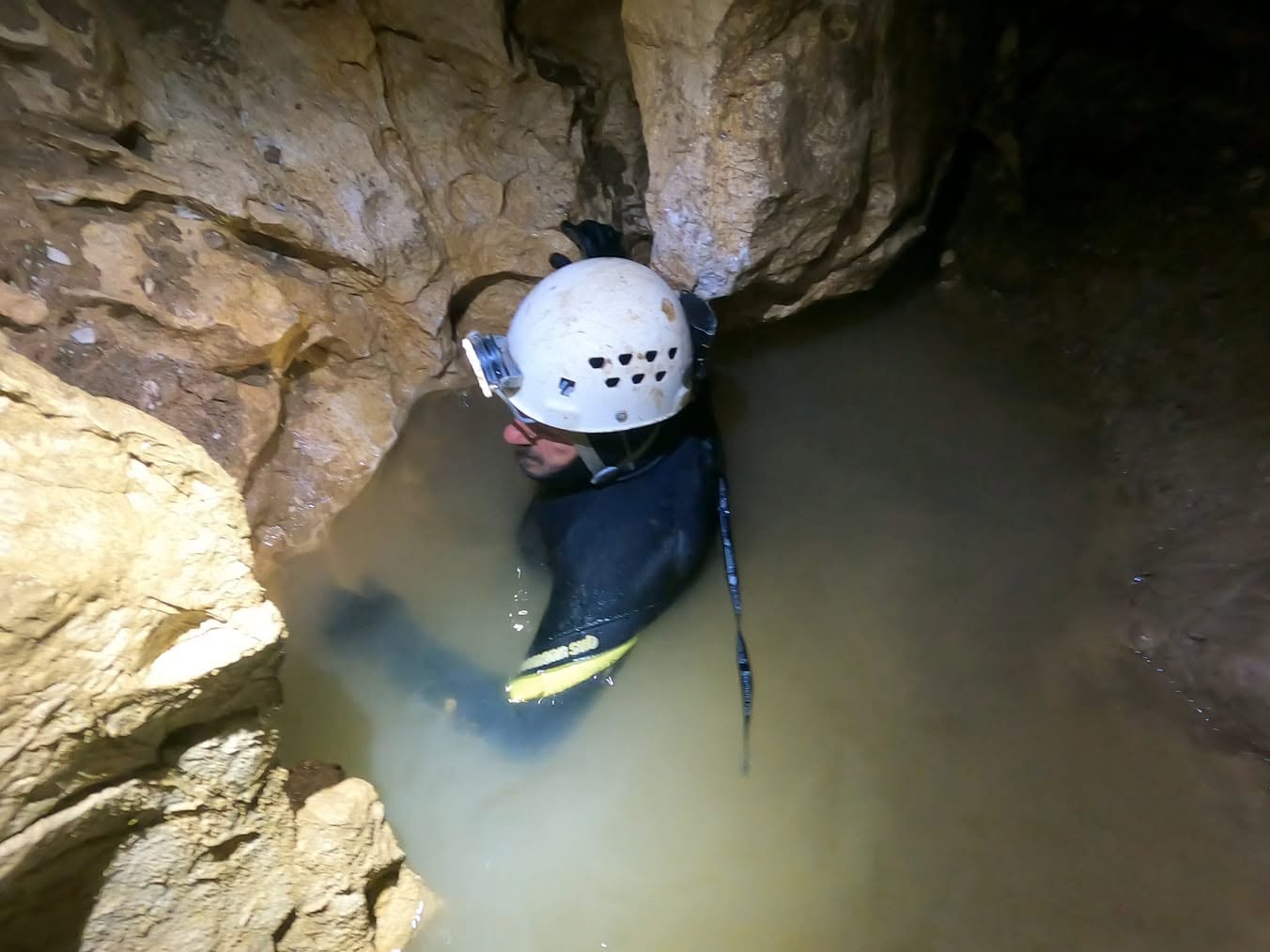 Radu intra în scufundarea sifonului de la -815 metri Foto David Bouffard1